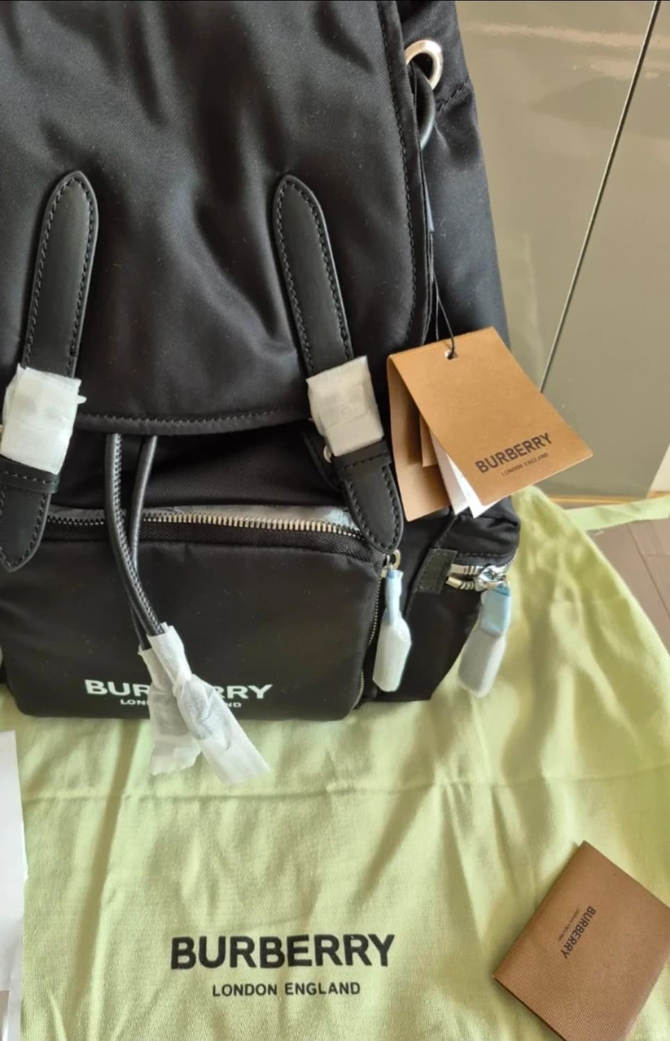 버버리 백팩 블랙 미디움사이즈 상품이미지2