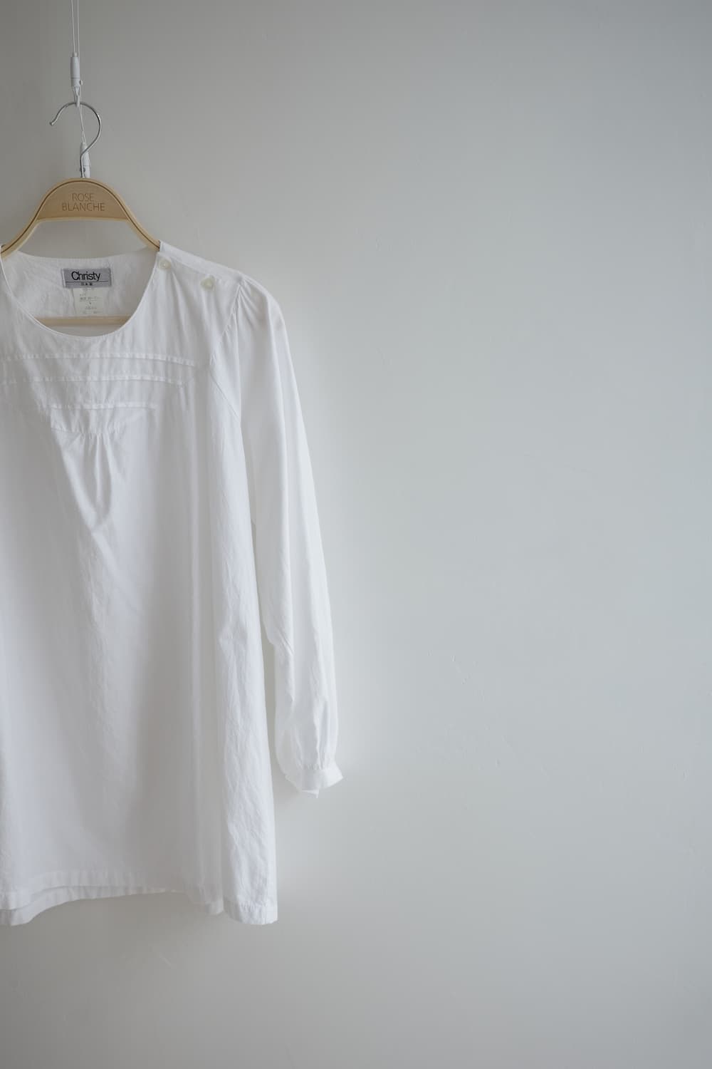 Christy제품
• 화이트 포켓 코튼 블라우스 상품이미지4