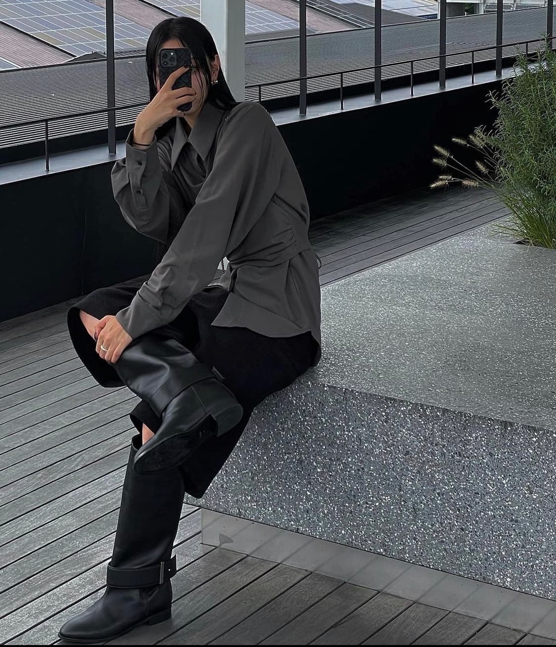 새상품) 트리밍버드 랩 셔링 블라우스 애쉬 브라운 상품이미지3