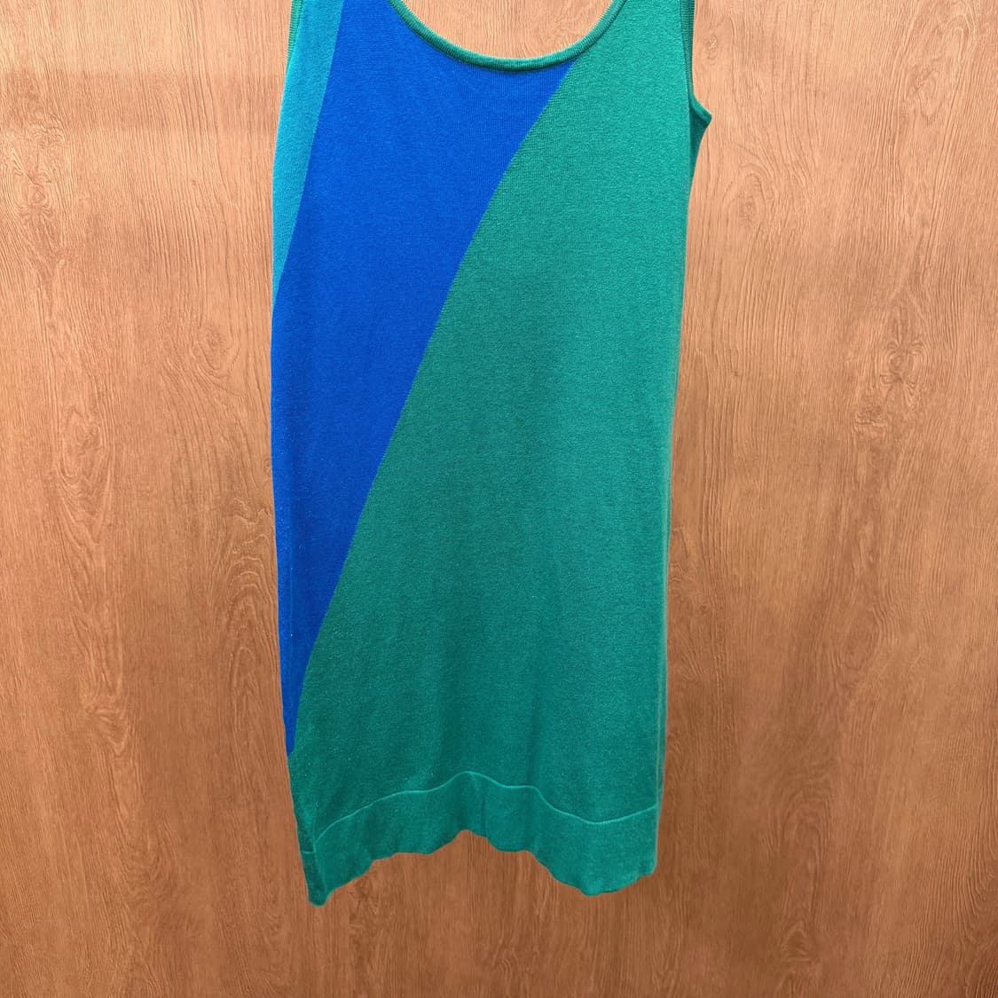 띠어리 라운드넥 슬리브리스 니트 원피스 블루 사선 컬러 블록 디테일 그린 상품이미지5