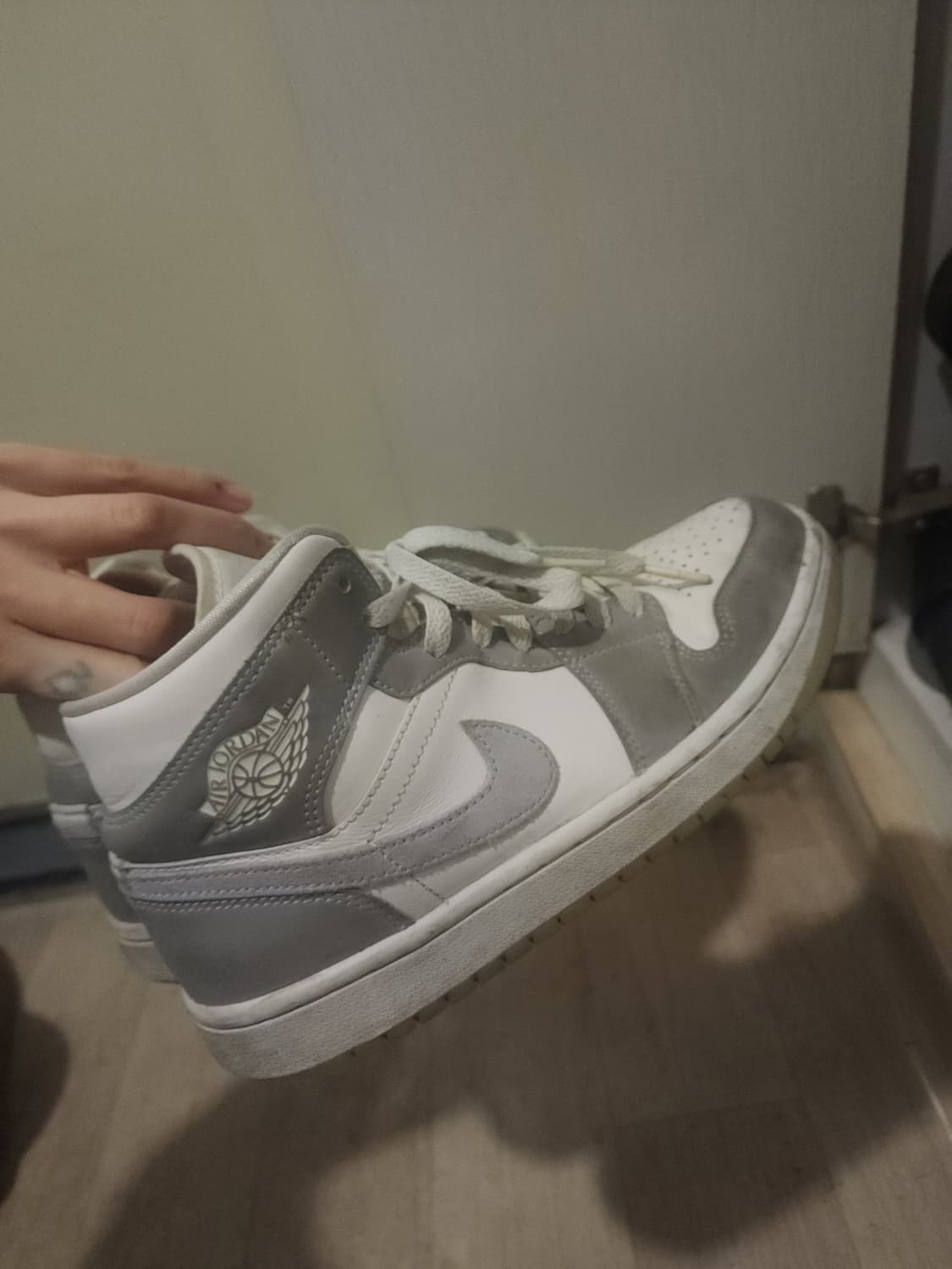 나이키 조던 1 미드 울프 그레이 여성 상품이미지5