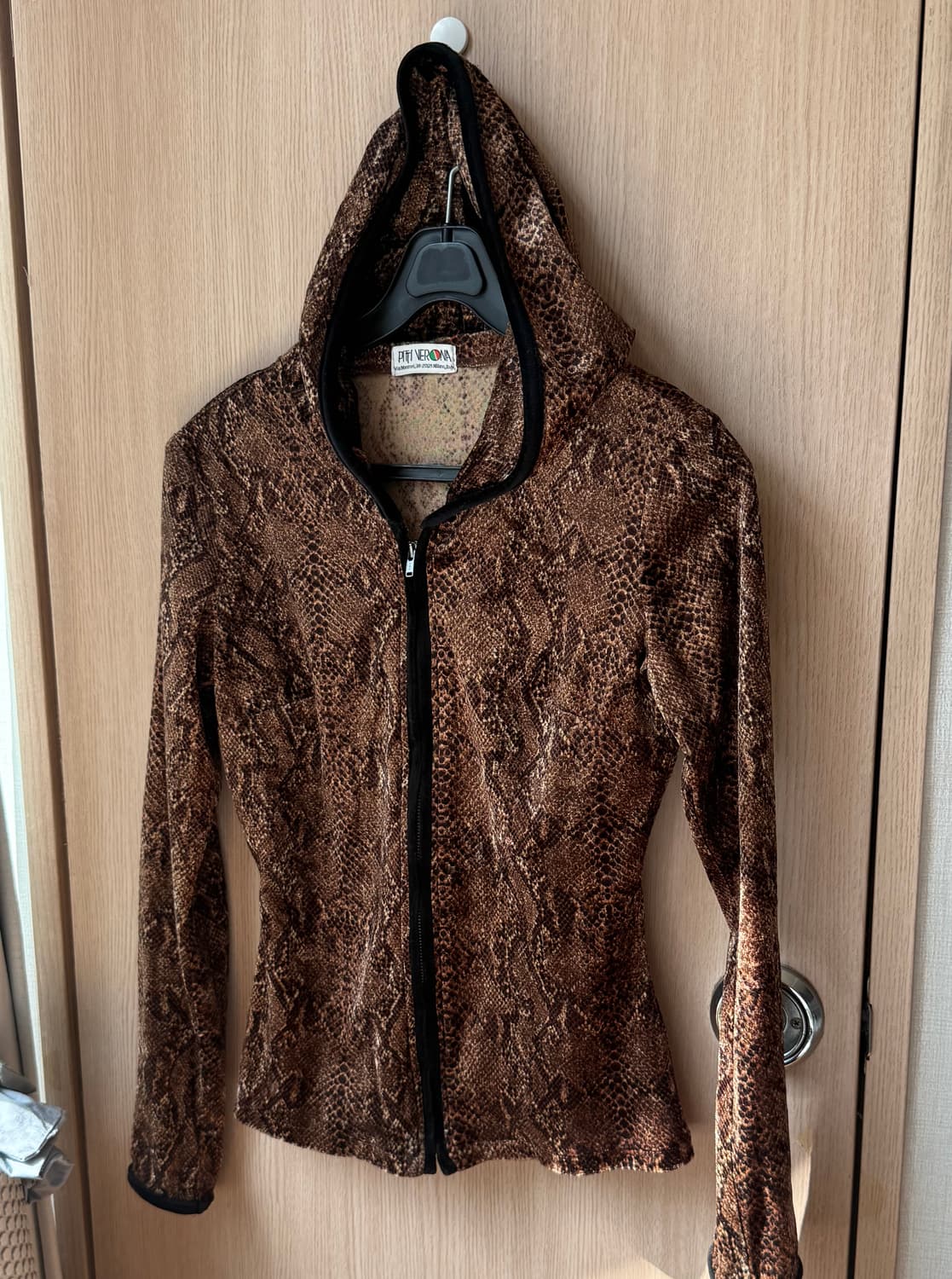 PITTI VERONA  뱀피무늬 벨벳 후드집업 상품이미지1