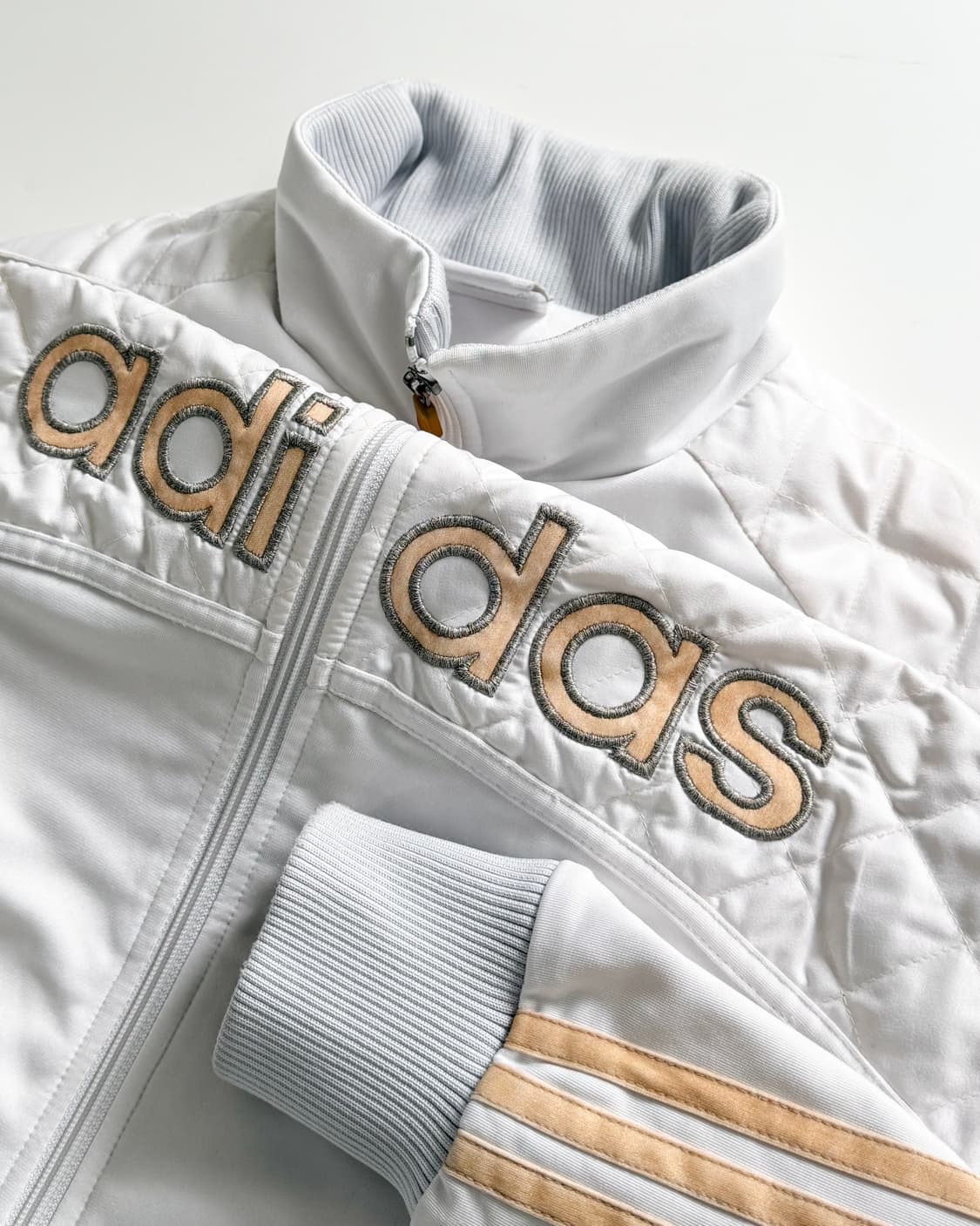 Adidas 아디다스 화이트/베이지골드 레터링로고 패디드 자켓 상품이미지3