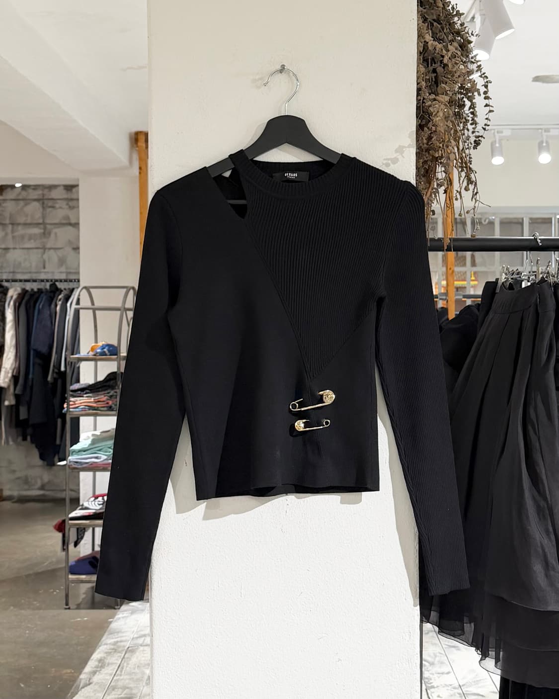 베르수스 베르사체 블랙 컷아웃 골드 세이프핀 장식 니트 상품이미지1