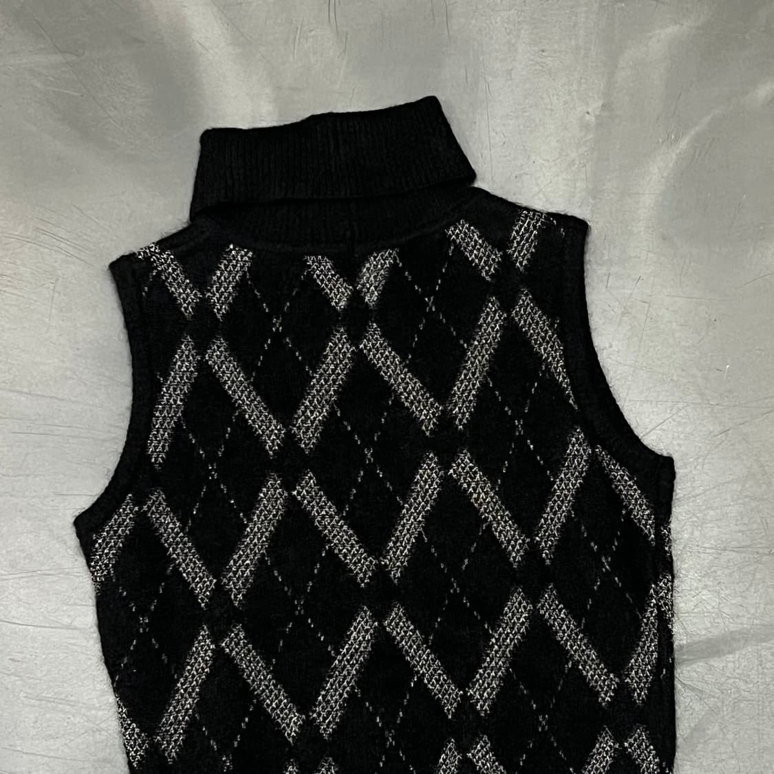  지방시 울 모헤어 아가일 하이넥 슬리브리스 니트 y16353 상품이미지4