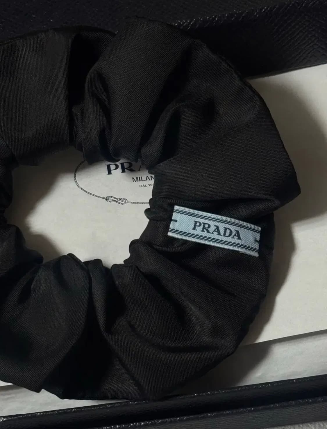 프라다 리나일론 삼각로고 스크런치 블랙 상품이미지3