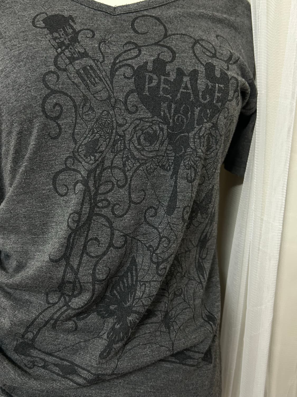 Peace now 피스나우 슬림핏 언발 셔링 나비 프린팅 탑 상품이미지3