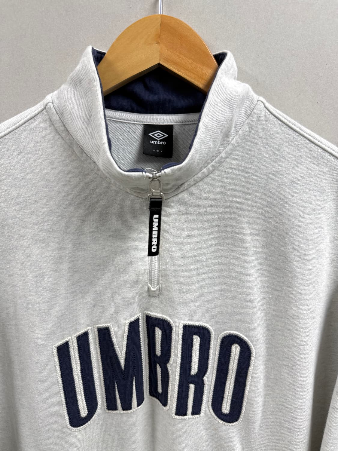 남성 S / 엄브로 레터링 하프집업 반집업 네이비 로고 상품이미지3