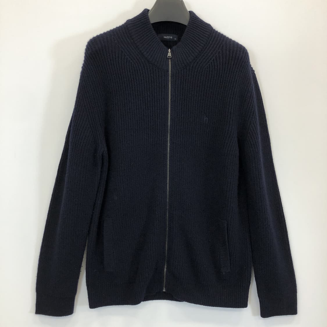 헤지스 울 100% 자수로고 니트집업 105  상품이미지1