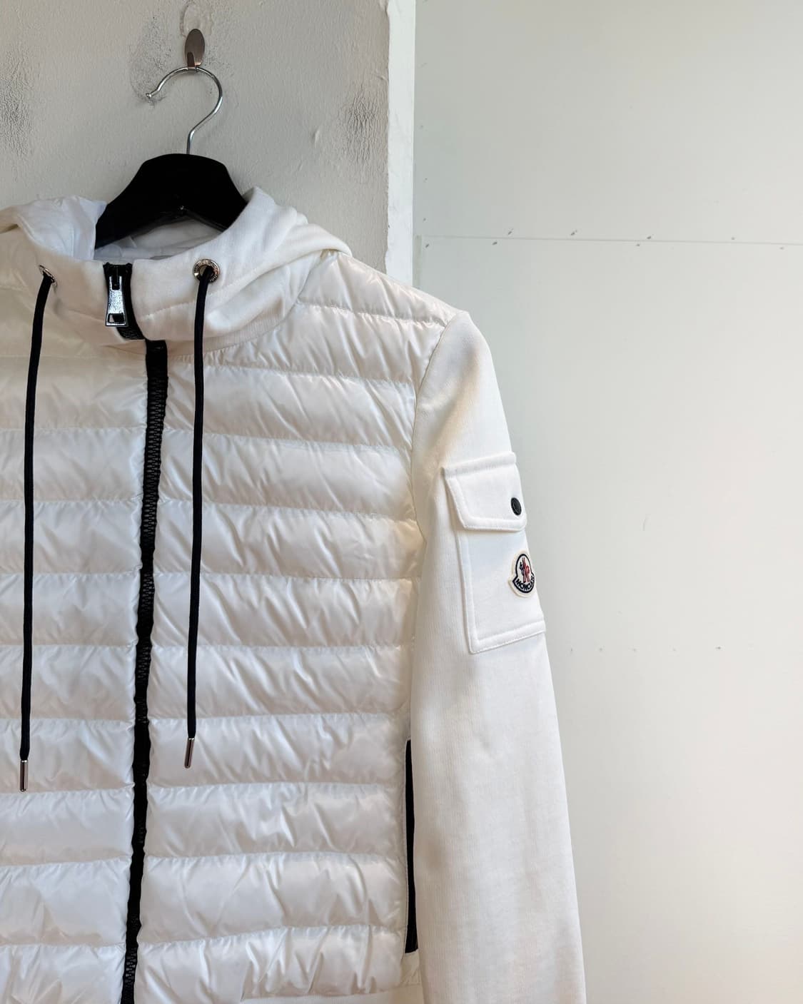 몽클레르 화이트 로고 패치 믹스 후드 다운 자켓 상품이미지5