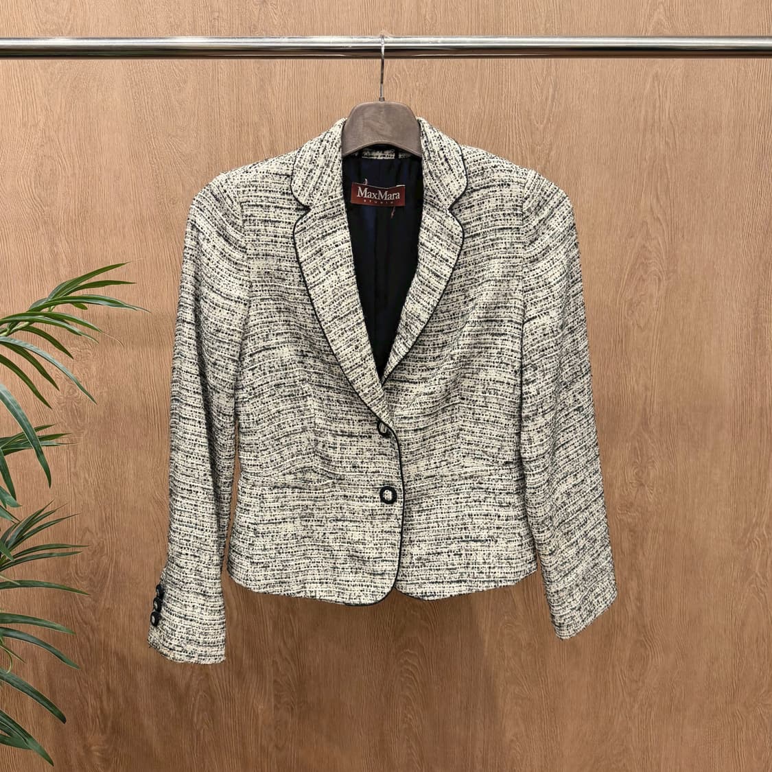 막스마라 트위드 자켓 블랙 파이핑 라인 싱글 버튼 디테일 슬림핏 아이보리 상품이미지1