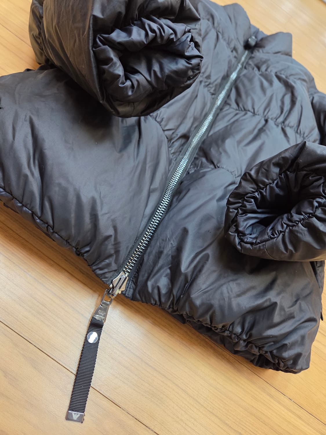 엠포리오 아르마니 블랙 패딩 판매합니다. 무난한 디자인이라 여기저기 잘  상품이미지3