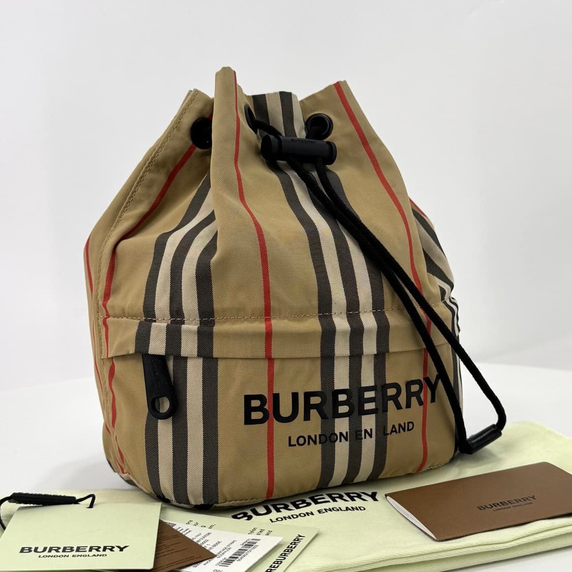 버버리 포이베 버킷 파우치 베이지 (8026737) 상품이미지2