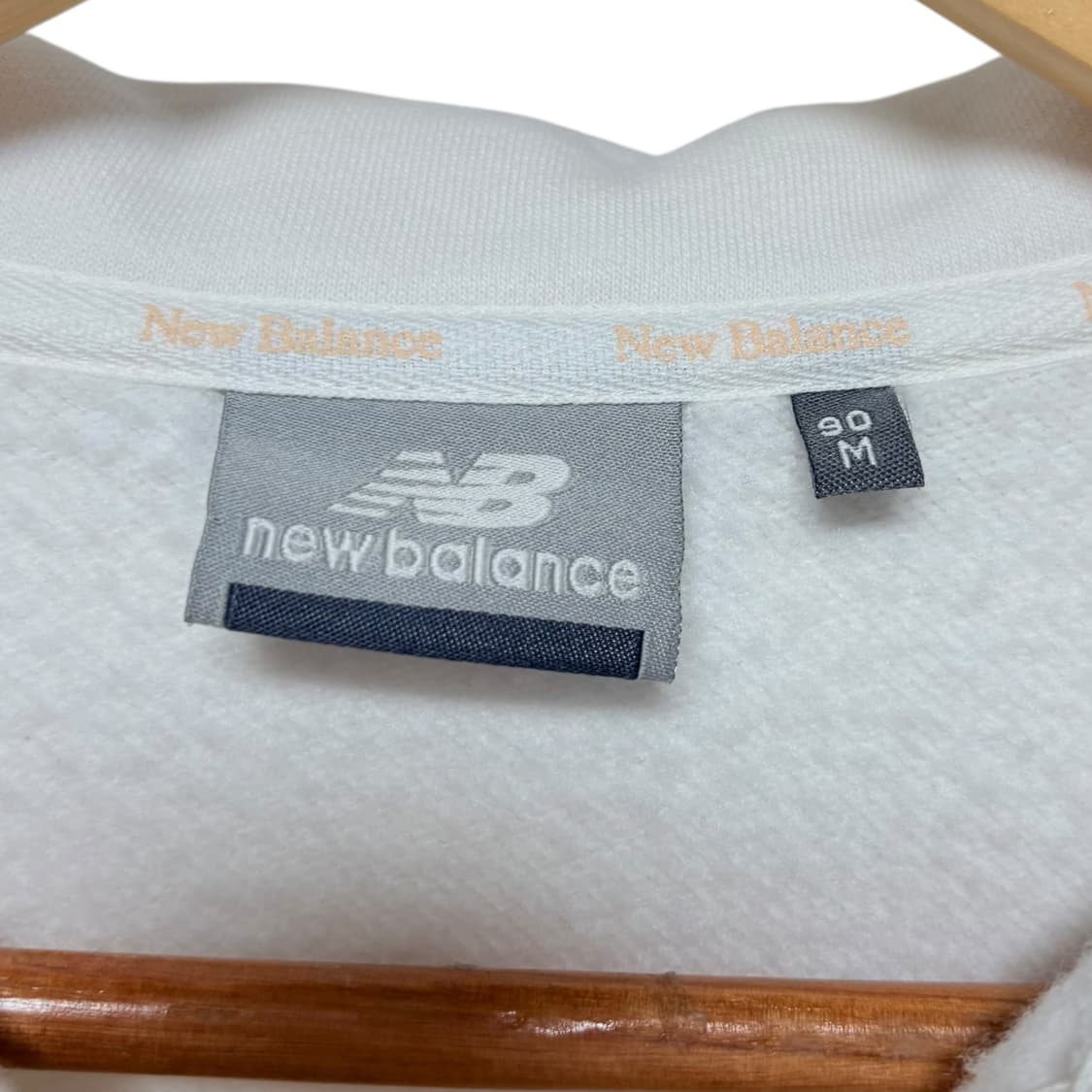 3822 뉴발란스 아이보리 카라 크롭 맨투맨 상품이미지4