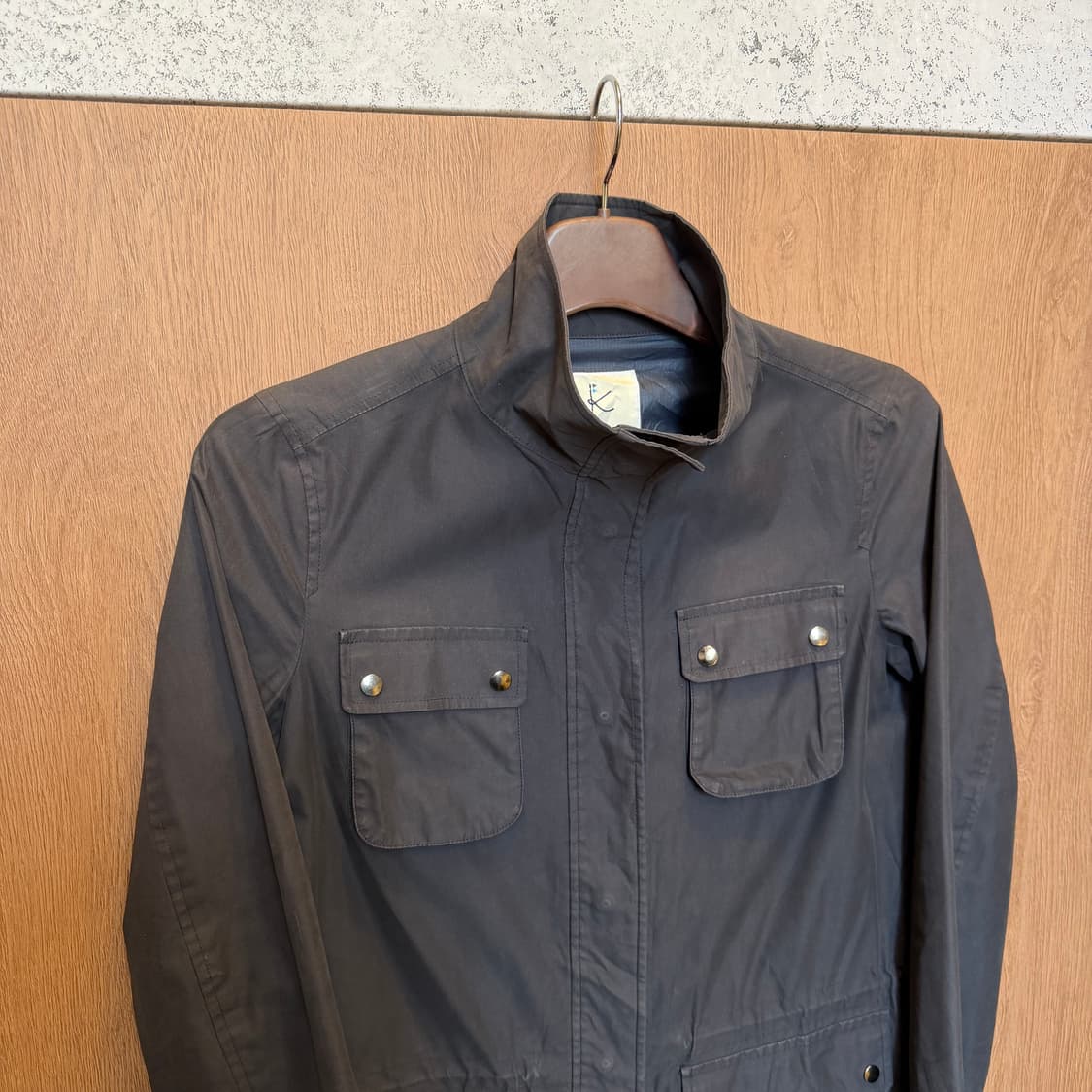 쿠미쿄쿠 하이넥 사파리 필드 자켓 히든 버튼 디테일 레귤러핏 차콜 상품이미지3