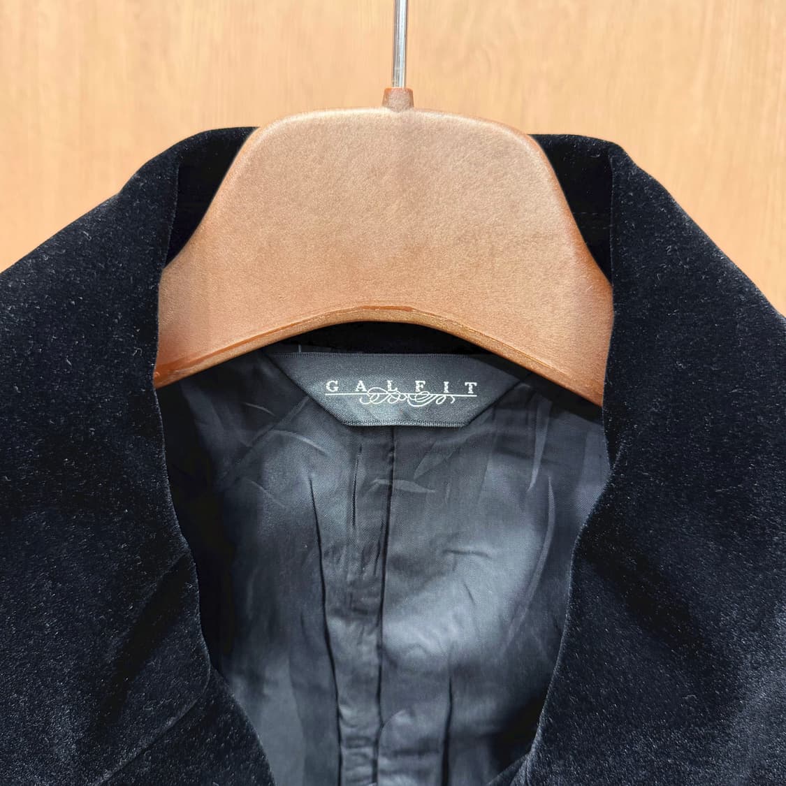 JPN 슬림핏 벨벳 롱 코트 더블 버튼 허리 벨트 숄더 셔링 디테일 블랙 상품이미지6