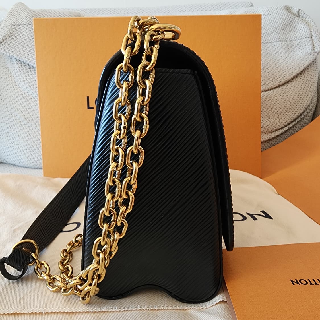 초민트급 루이비통 트위스트 MM 블랙 금장 상품이미지5