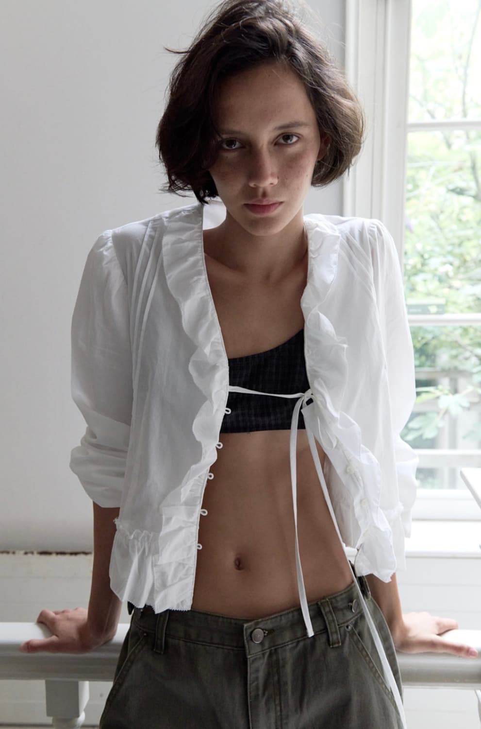 포에토 Smudge frill blouse 상품이미지1