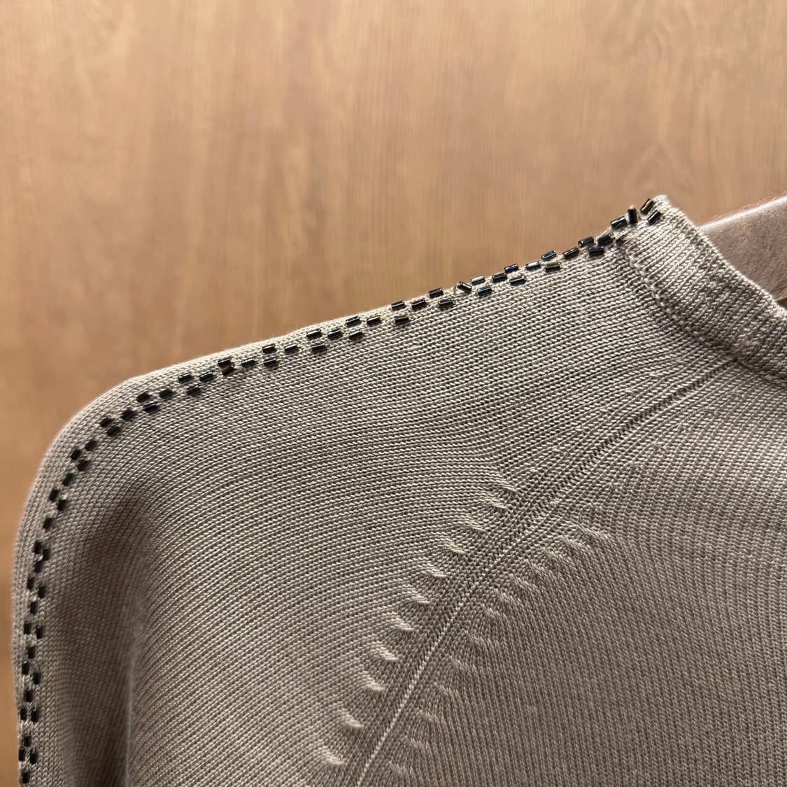 스피치오 라운드넥 실크 니트 비즈 장식 라인 디테일 레귤러핏 베이지 상품이미지6