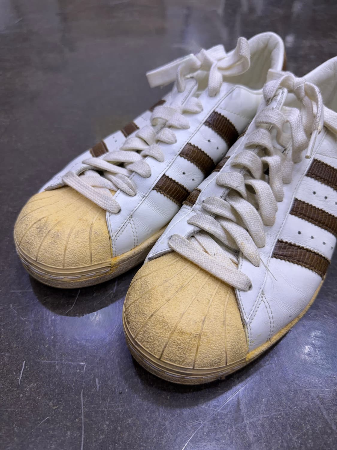 아디다스 슈퍼스타 80's 빈티지 화이트 브라운 레더 스니커즈 275 상품이미지3