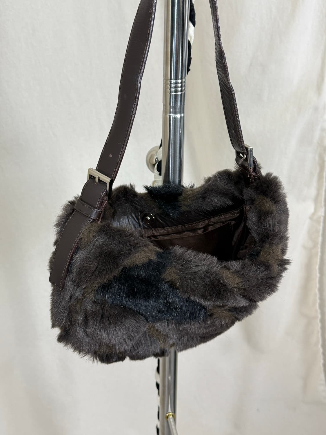 Untitled 퍼 숄더백 상품이미지4