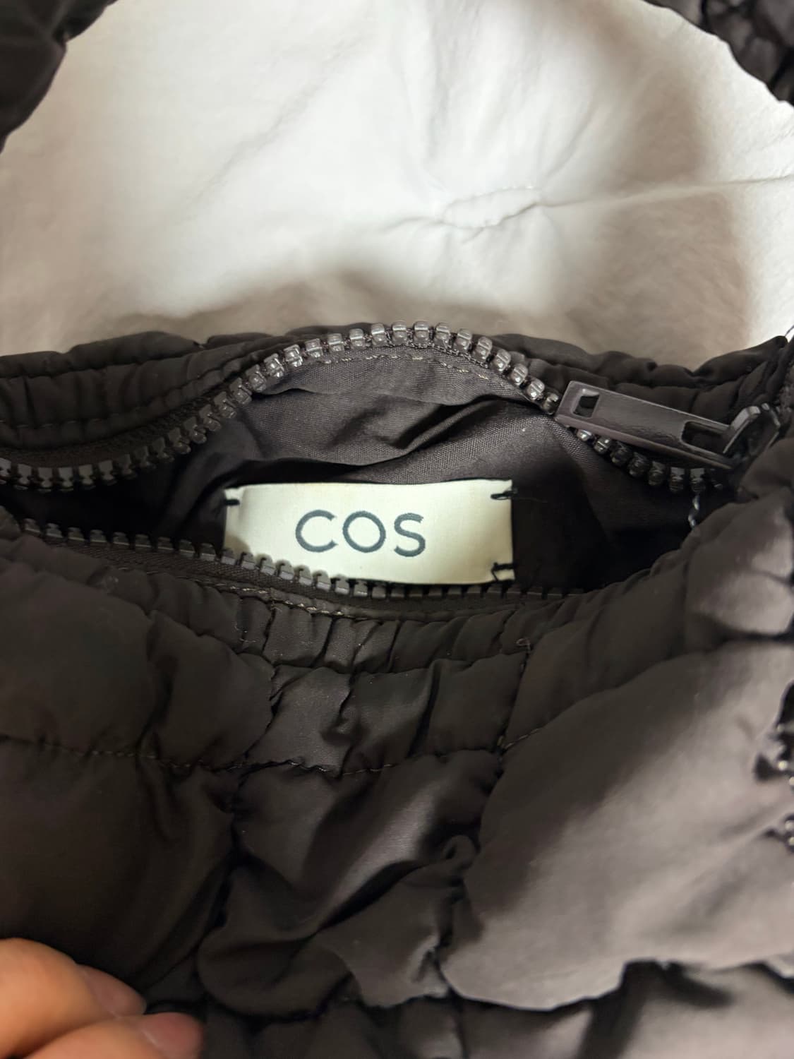 코스 퀼티드 마이크로백 다크 브라운 상품이미지2