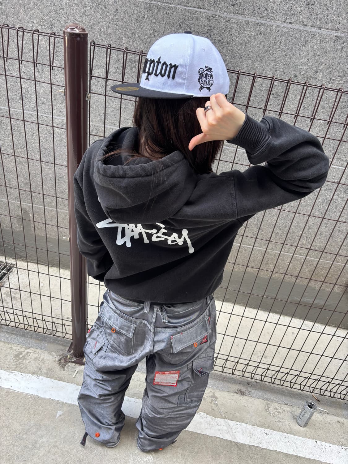 스투시 블랙 백로고 후드티 상품이미지1