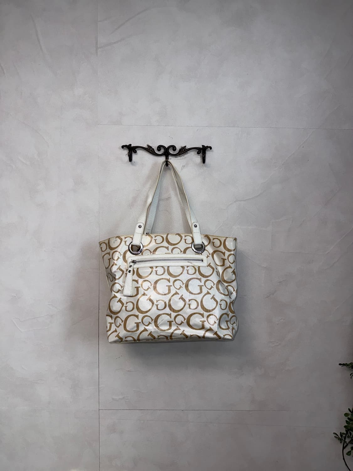 Guess ivory logo tote bag 상품이미지6