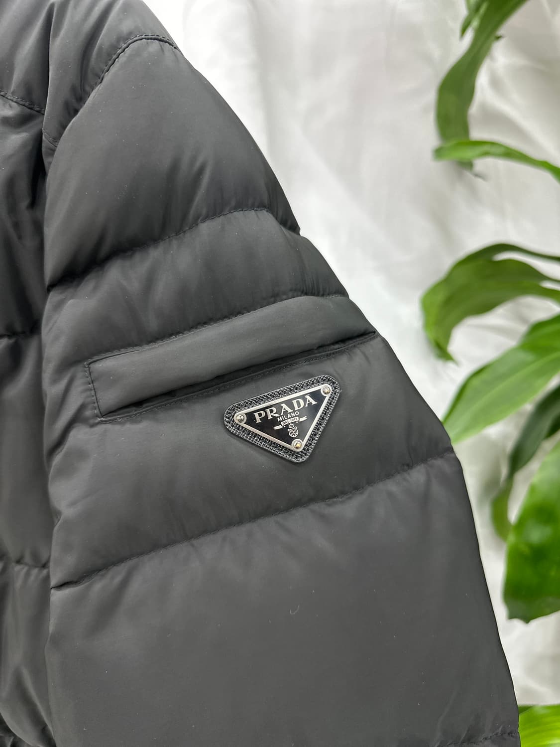 (52) 프라다 트라이앵글 로고 다운 패딩 상품이미지4