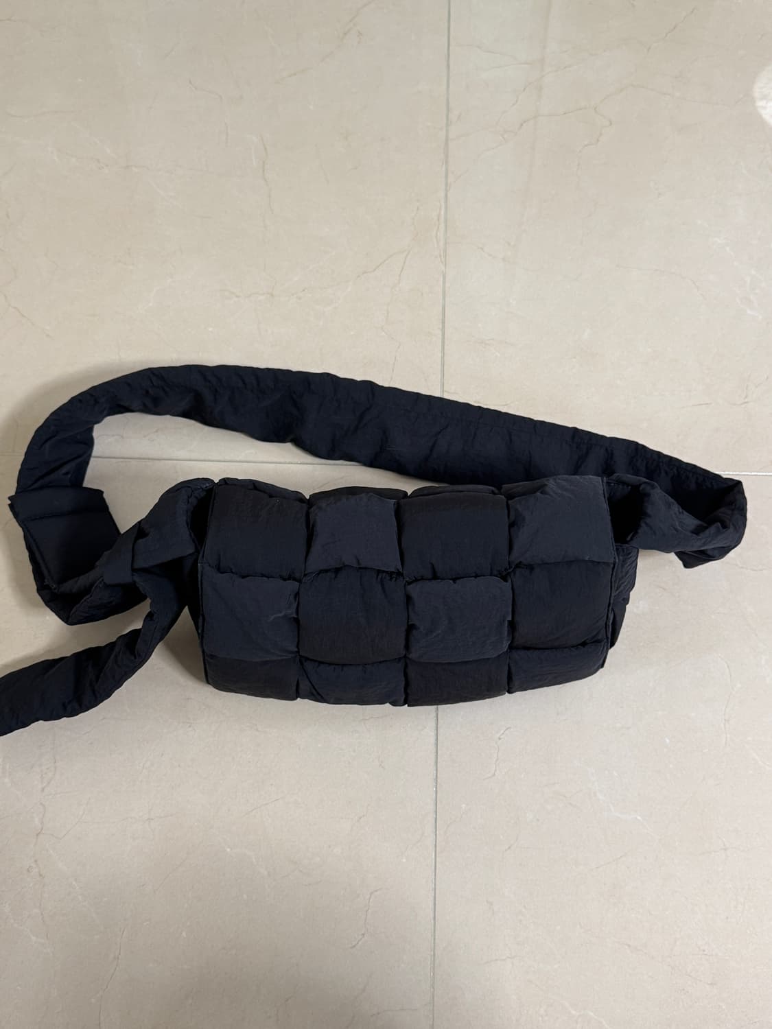 보테가베네타 패디드 테크 카세트백 블랙색상 판매합니다. 상품이미지2