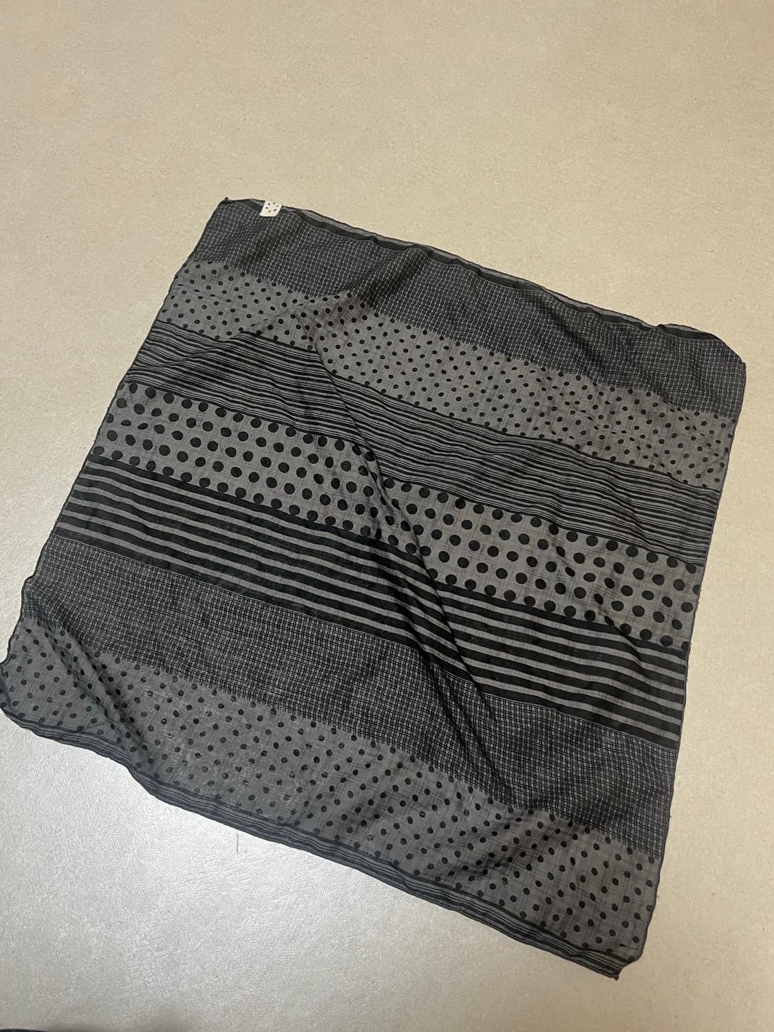오헤시오 MIX DOT PATTERN SHEER SCARF, GRAY 상품이미지4