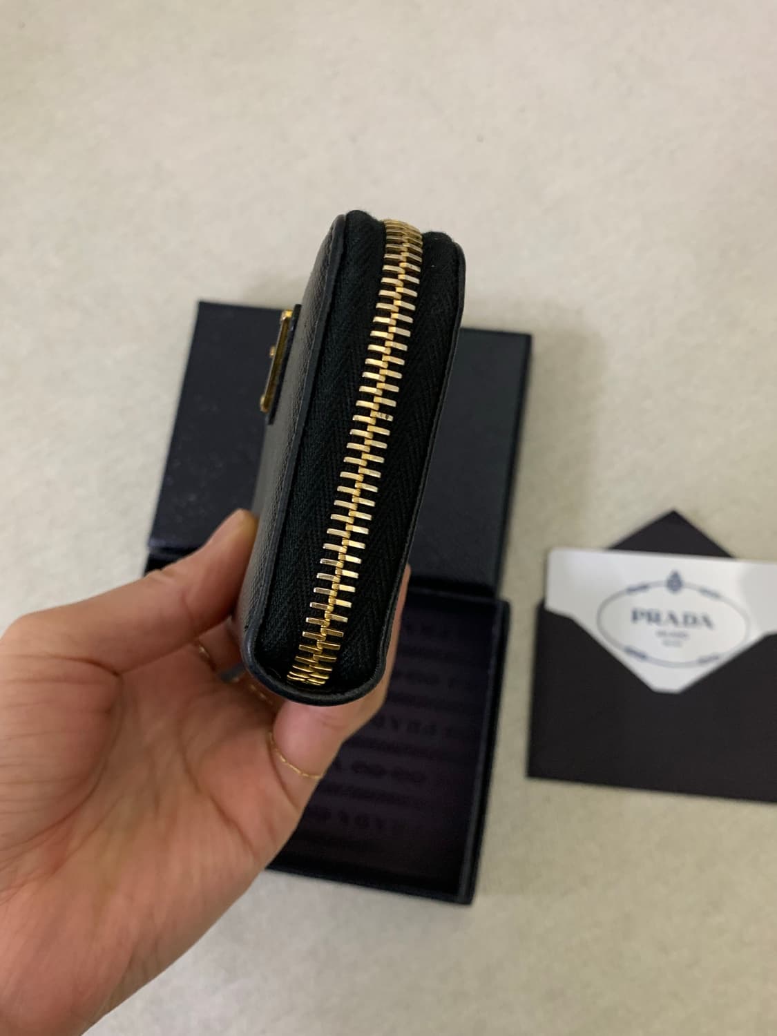 프라다 삼각로고 사피아노 지퍼돌이 지갑 상품이미지4