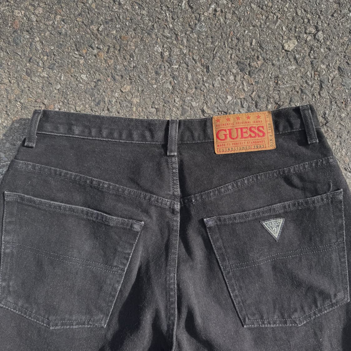 90s 게스 로고 가먼츠 흑청 데님 반바지 상품이미지5