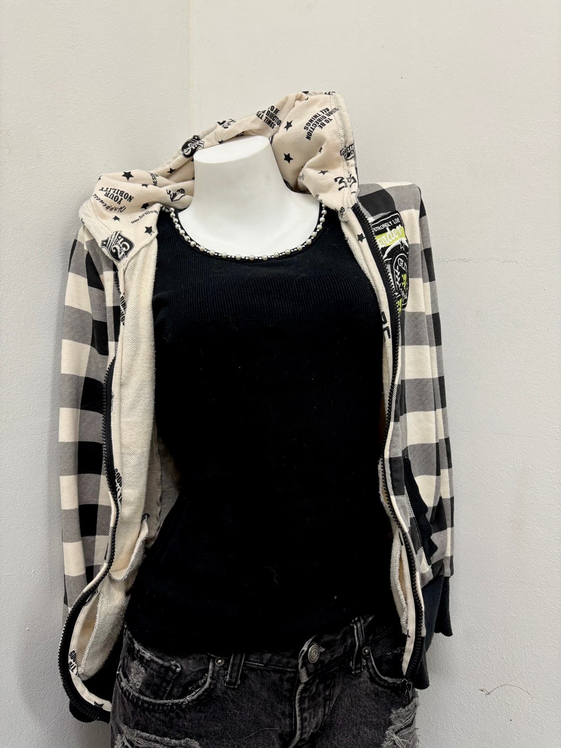 “Vintage” pearl Detail Black Sleeveless 상품이미지4