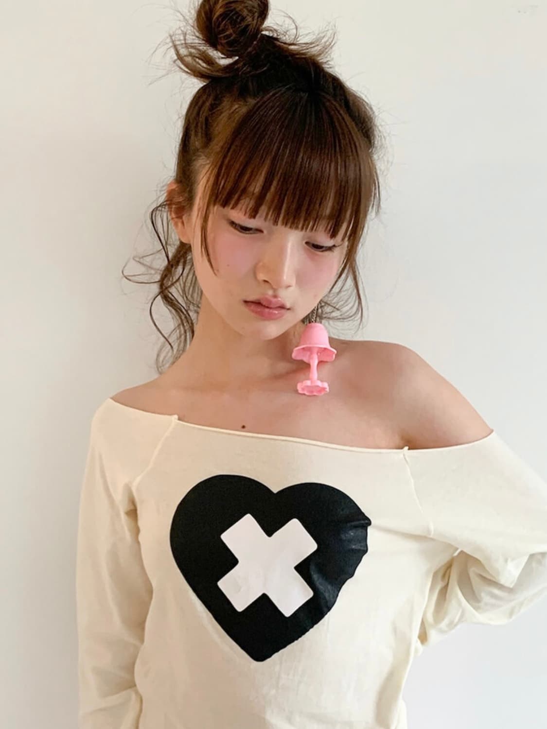 샵페어리 cross heart cut off t-shirt (cream) 상품이미지1