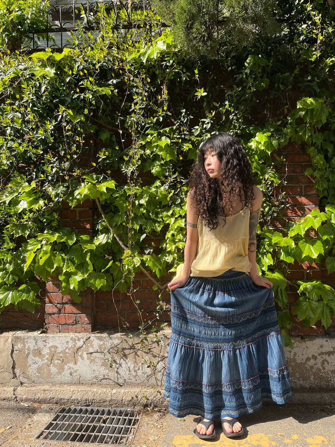 에스닉 자수 포인트 데님 롱 스커트 상품이미지1