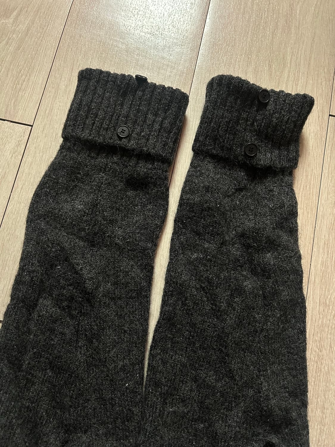 미세키서울 버튼 니트 레그워머 차콜 상품이미지2