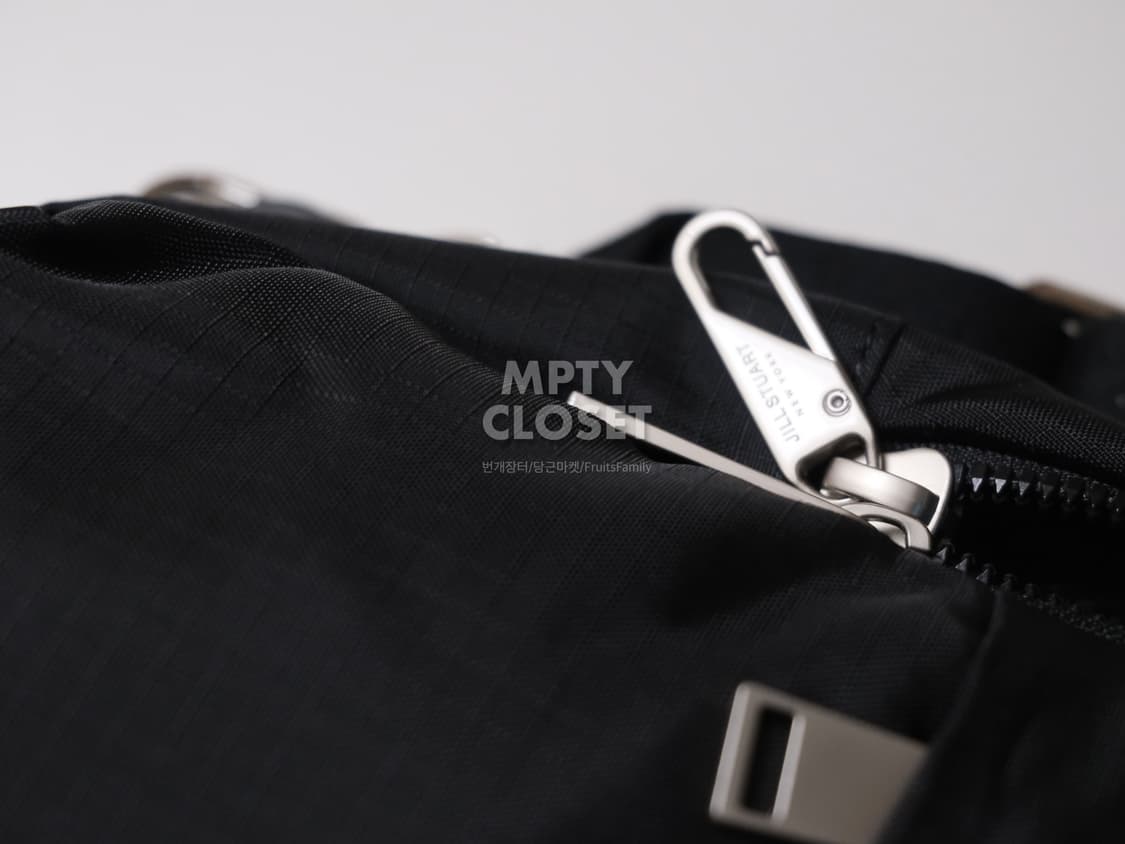 질스튜어트뉴욕 트래블 경량 나일론 슬링백 상품이미지8