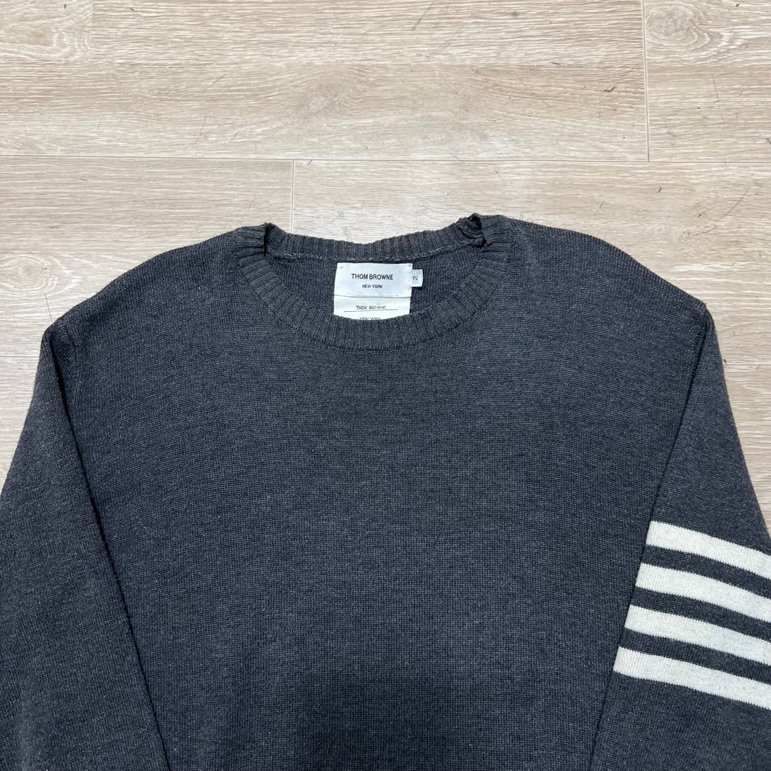 톰브라운 시그니처 4선 완장 크루넥 니트 [차콜] 2사이즈 상품이미지2