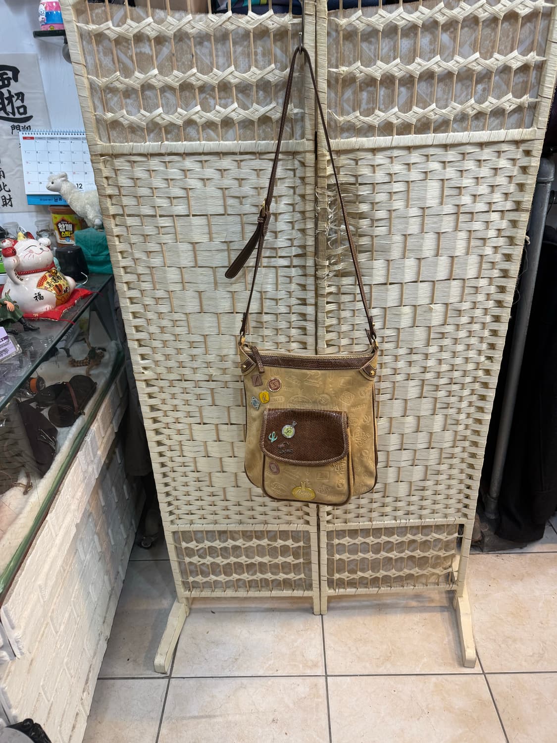 정품 로에베 160주년기념 판 배지 크로스백 팝니다 상품이미지1