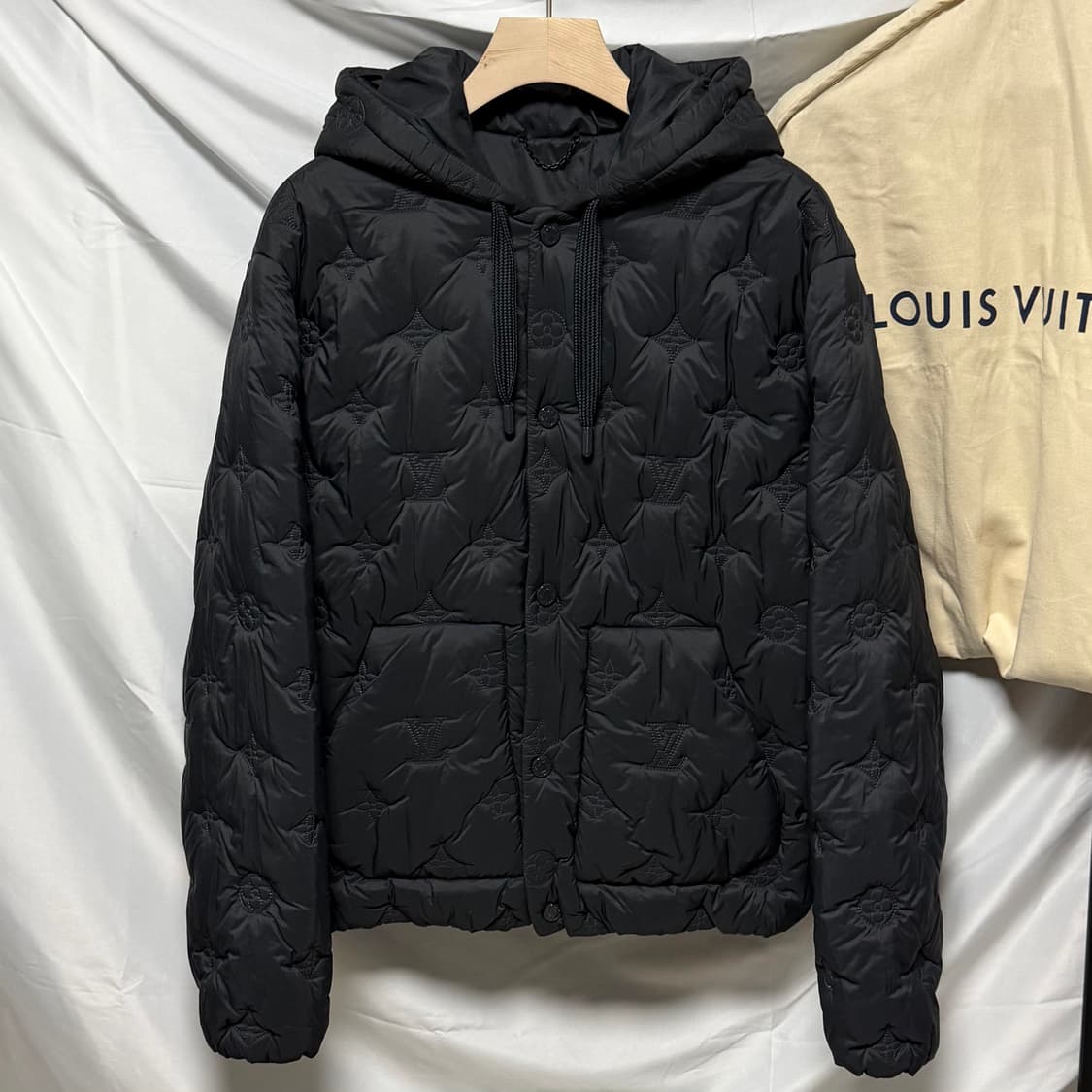 [S+급/48] 루이비통 모노그램 퀄티드 후드 패딩 자켓 블랙 상품이미지1