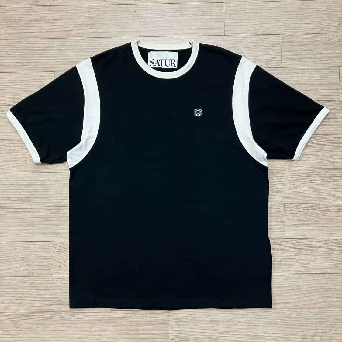 [Satur] 세터 로고 와펜 반팔 티셔츠 블랙 상품이미지1