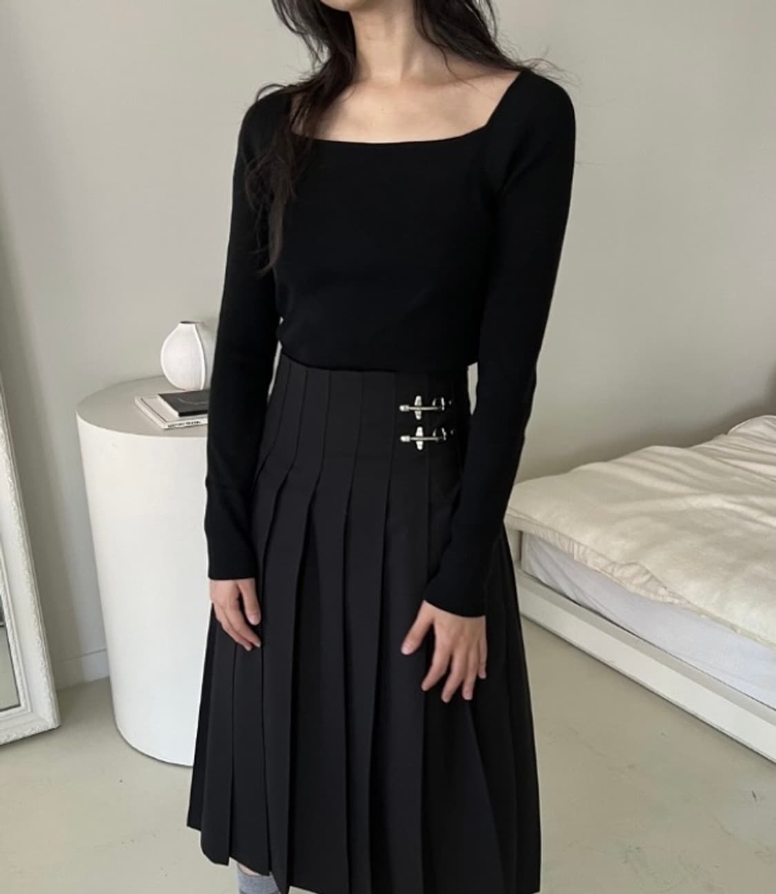 NEU ADULT 노이 어덜트 블랙 플리츠 버클 스커트 치마 상품이미지1