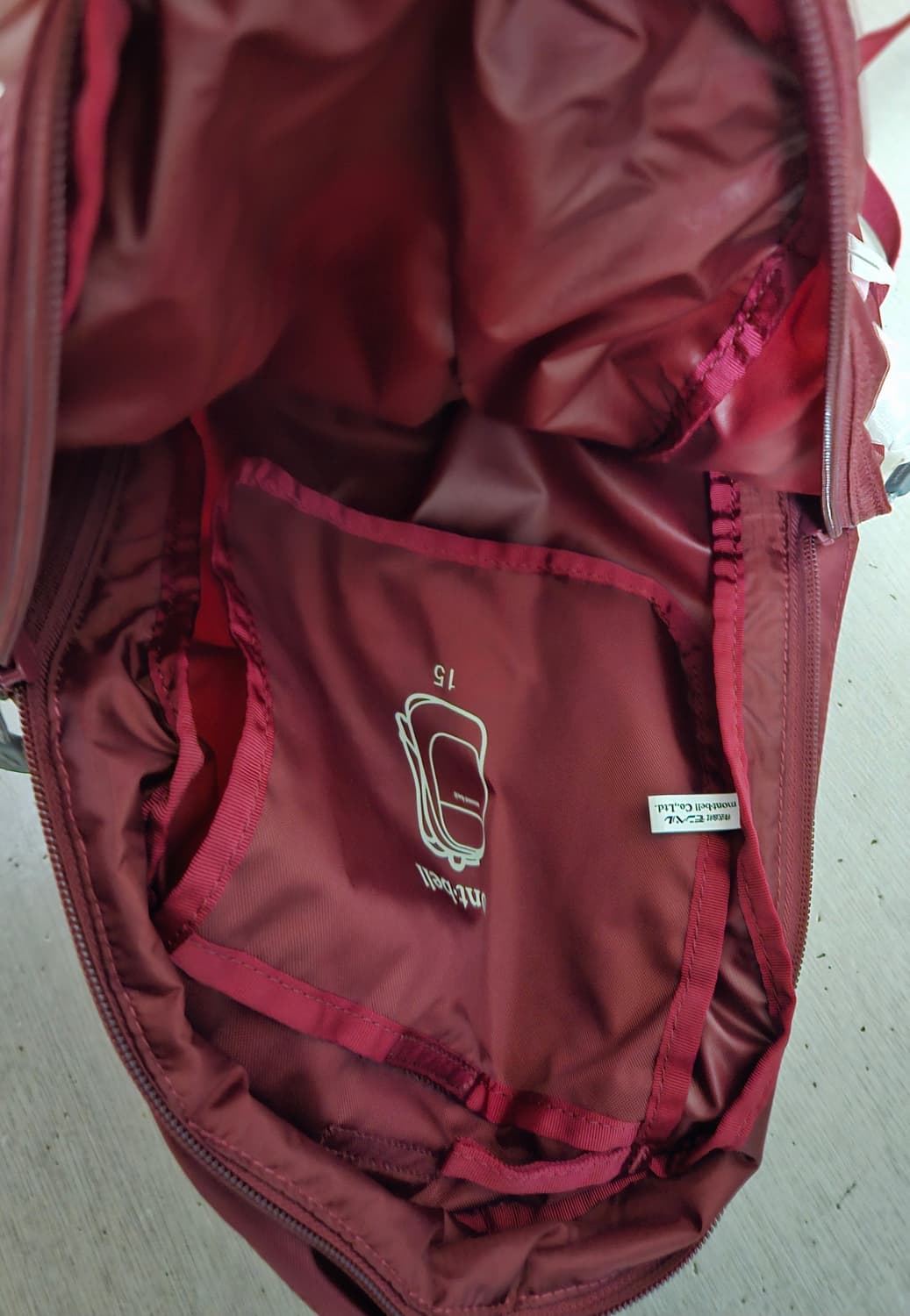 급처)몽벨 포켓터블 백팩 15L 와인 버건디(키티키링 포함) 상품이미지6