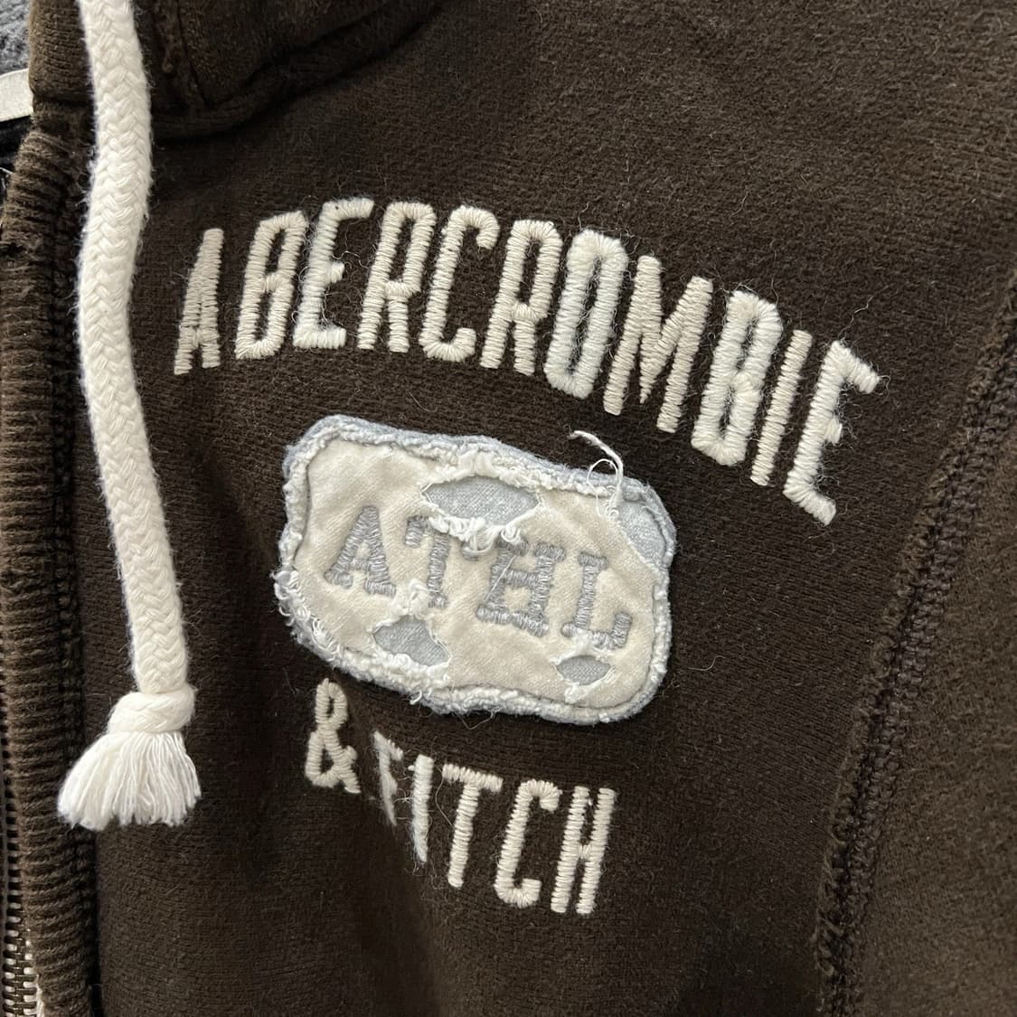 아베크롬비 앤 피치 빈티지 아플리케 로고 머슬 핏 후드 집업 상품이미지3