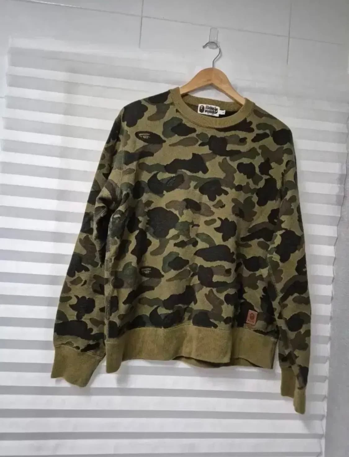 베이프 카모 맨투맨 상품이미지1