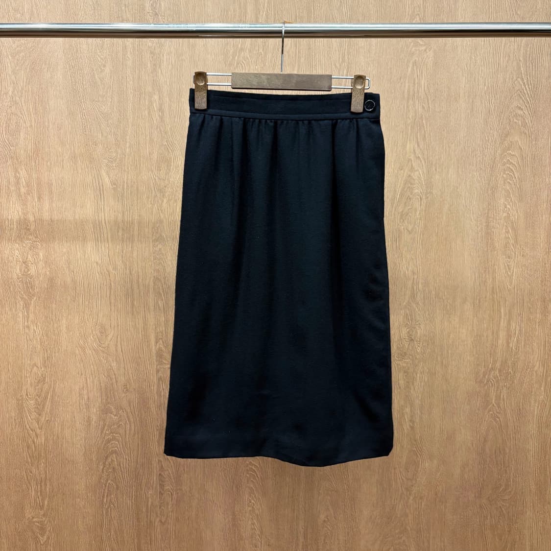 입생로랑 울 블렌드 미디 스커트 미니멀 허리 라인 셔링 버튼 디테일 블랙 상품이미지2