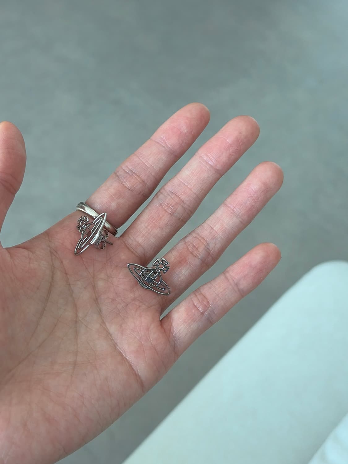 비비안 웨스트우드 씬 라인 플랫 이어링 상품이미지1