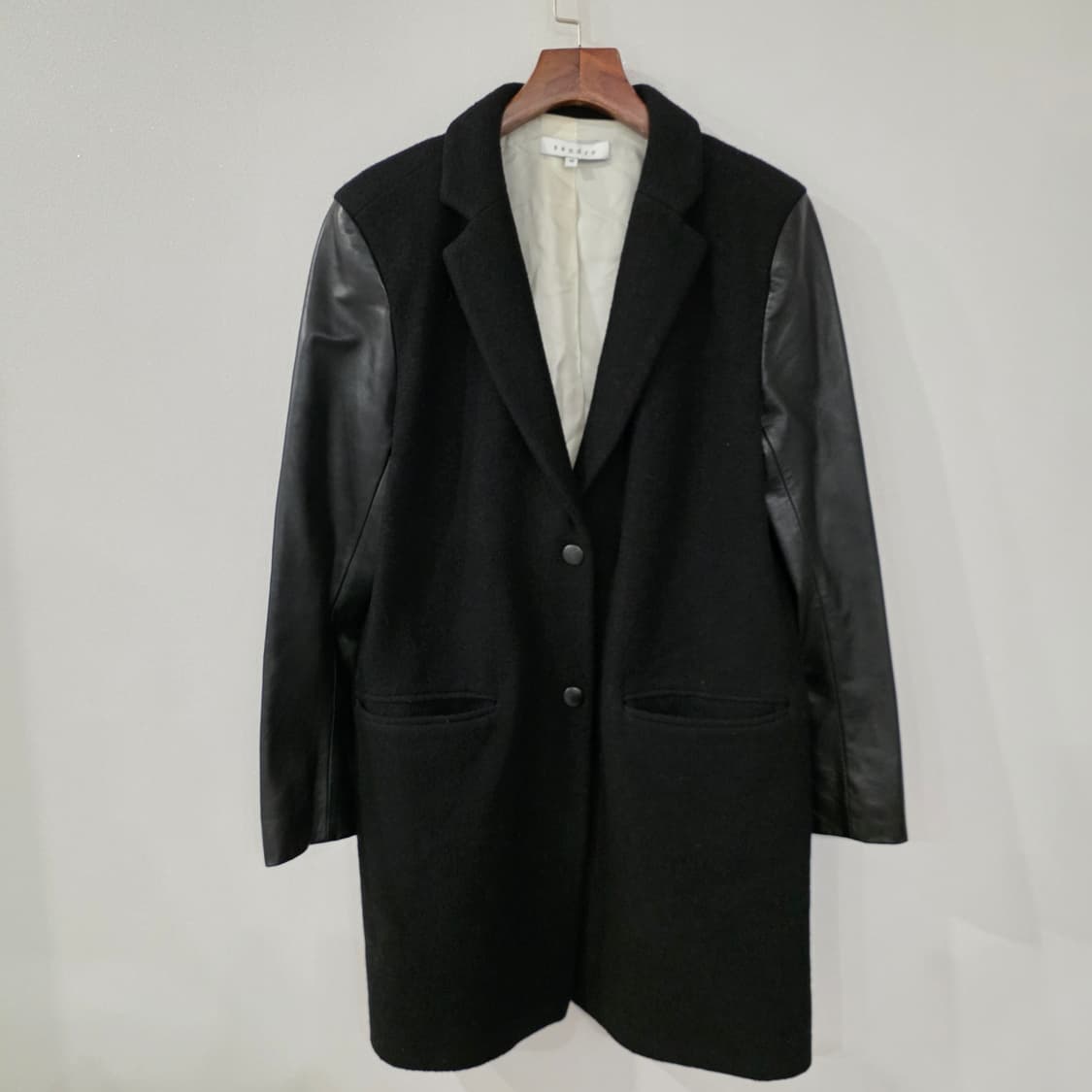 산드로 블랙 레더 소매 코트 36 상품이미지1