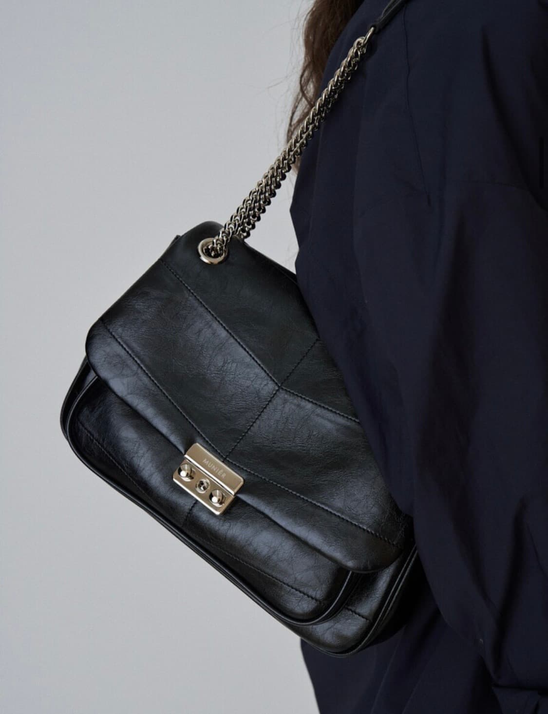 뮤니에 스티치 체인 백 상품이미지4